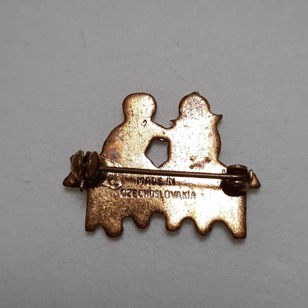 Vintage Dutch Couple on a Bench Scatter Pin - Picture 2 of 5